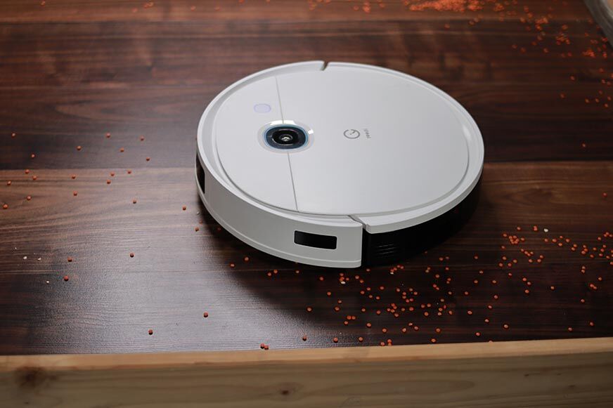 Yeedi Vac 2 Pro Saugroboter saugt im Test Linsen vom Laminatboden auf